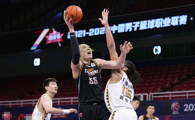 包含明晨世乒赛焦点战！广东男篮迎战巴塞罗那，险胜或上演的词条